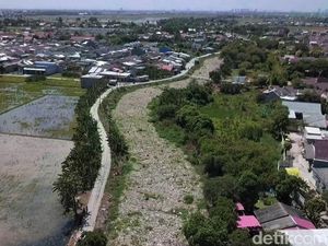 Penampakan Sungai Sampah di Tarumajaya Bekasi dari Langit Penampakan Sungai Sampah di Tarumajaya Bekasi dari Langit