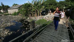 Sungai Penuh Sampah di Tarumajaya Bekasi Bikin Bau