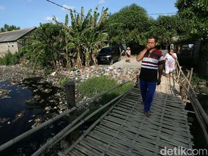 Sungai Penuh Sampah di Tarumajaya Bekasi Bikin Bau Sungai Penuh Sampah di Tarumajaya Bekasi Bikin Bau
