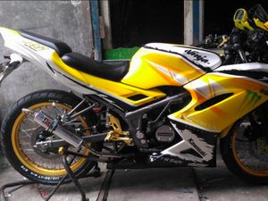 Super Yellow! Kawasaki Ninja 150 RR yang Tampil Ceria Super Yellow! Kawasaki Ninja 150 RR yang Tampil Ceria