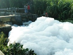 Pemilik Pabrik di Jombang Klaim Gunungan Busa di Sungai Tak Berbahaya