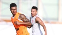Marcus Rashford dan Jesse Lingard berduel memperebutkan bola dalam satu sesi latihan. Tidak tampak Paul Pogba dalam kamp latihan ini karena si pemain sedang mengalami cedera ringan. Foto: Twitter @manutd