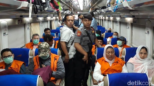 Berita Berbaju Tahanan, 12 Tersangka Suap DPRD Malang Naik Kereta ke Surabaya Selasa 16 April 2024