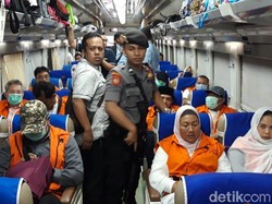 Berbaju Tahanan, 12 Tersangka Suap DPRD Malang Naik Kereta ke Surabaya