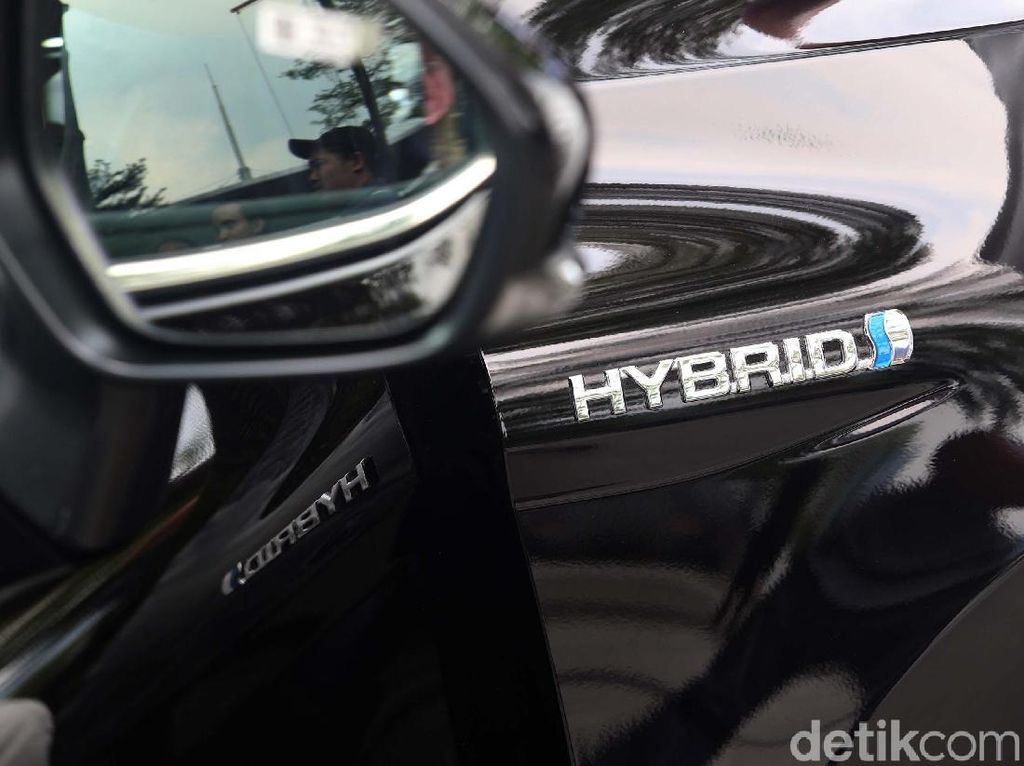 Konsumsi BBM Camry Hybrid Saingi LCGC, Tembus 24 Km/Liter!