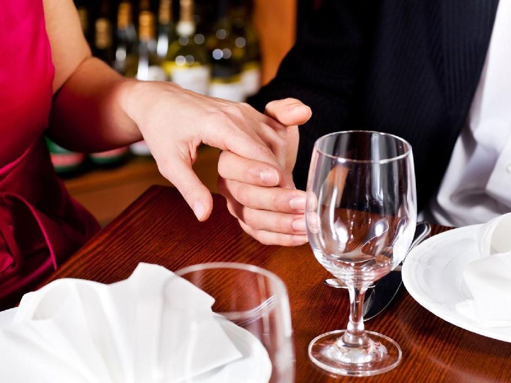 Makan Bareng Pacar, Polisi Ini Malah Berhasil Tangkap Buronan di Restoran Makan Bareng Pacar, Polisi Ini Malah Berhasil Tangkap Buronan di Restoran