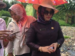 Gaya Nyentrik Ibu Lurah Tinjau Kali Sampah Pisang Batu