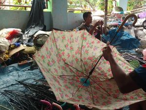 Mendulang Rupiah dari Bisnis Utak-atik Payung Rongsok