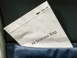 Viral! Penumpang Pesawat Tulis Surat Cinta di Kantong Muntah