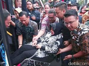 Sudah 20 Hari Risma Masih Bekerja Menggunakan Kursi Roda Sudah 20 Hari Risma Masih Bekerja Menggunakan Kursi Roda