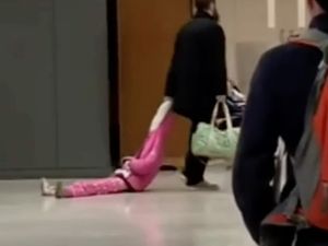 Viral Anak Kecil Diseret Ayahnya Saat di Bandara Washington