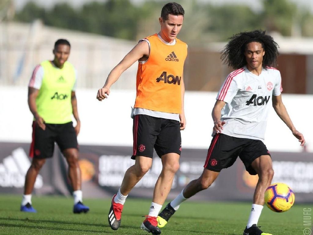 Mengintip Latihan Manchester United di Dubai Mengintip Latihan Manchester United di Dubai