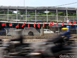 Deretan Bendera Banteng Merahkan Jalanan Ibu Kota