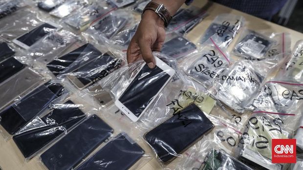 Sejumlah barang bukti berupa ponsel, laptop dan hardisk diperlihatkan di Direktorat Tindak Pidana Siber Bareskrim, Jakarta, Selasa, 08 Januari 2019. Barang bukti tersebut hasil dari pengungkapan kasus fintech ilegal. CNNIndonesia/Safir Makki