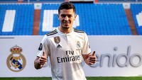 Usai tes medis dan menandatangani kontrak, gelandang 19 tahun ini langsung diperkenalkan ke suporter dan media di Santiago Bernabeu. (Instagram @realmadrid)