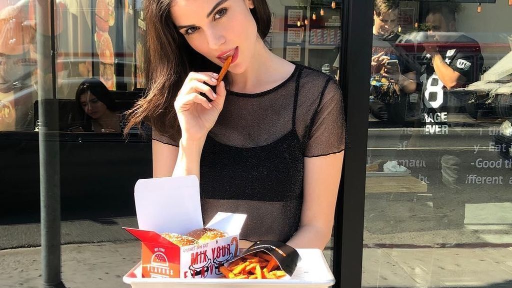 Gaya Keren Kelleth Cuthbert Fiji Water Girl di Golden Globes 2019 Saat Ngemil Gaya Keren Kelleth Cuthbert Fiji Water Girl di Golden Globes 2019 Saat Ngemil