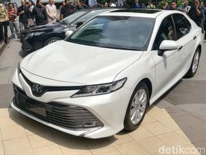 Camry Bertampang Gahar Mengaspal di RI, Harga Rp 600 Jutaan