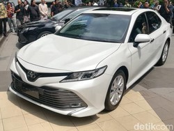 Camry Bertampang Gahar Mengaspal di RI, Harga Rp 600 Jutaan
