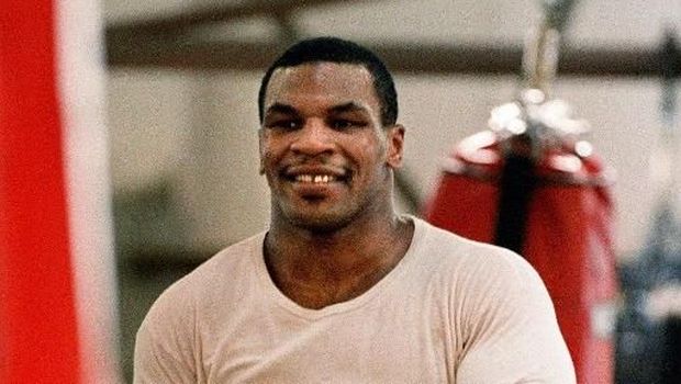 WBA / WBC heavyweight champion Mike Tyson skips rope during his routine exercise at a boxing gym in Tokyo, 10 March 1988. Tyson will fight a title match with challenger Tony Tubbs at Tokyo Dome, 21 March. (Photo by TORU YAMANAKA / AFP)