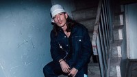 Karena tumbuh di keluarga yang hidup dari dunia fashion, maka Bellerin pun terbiasa didandani dengan baik saat hendak bepergian. (Foto: Instagram @hectorbellerin)