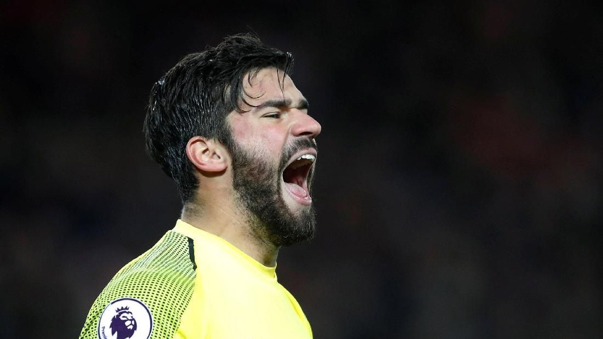 Alisson Becker prihatin dengan blunder Loris Karius di final Liga Champions (Carl Recine/Reuters)