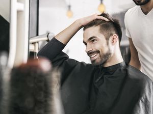 Pria Ini Minta Potongan Rambut Seperti di Internet, Hasilnya Malah Kocak Pria Ini Minta Potongan Rambut Seperti di Internet, Hasilnya Malah Kocak