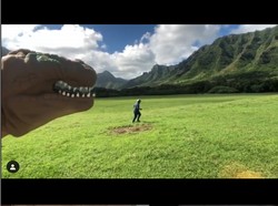 Aksi Kocak Bos AirAsia Dikejar Dinosaurus