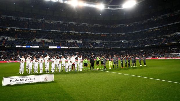 Beberapa kursi Santiago Bernabeu tampak kosong sejak laga Madrid vs Sociedad dimulai.