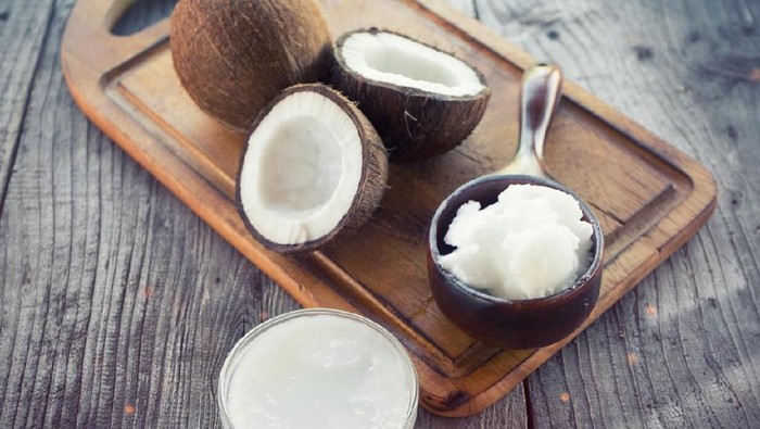ilustrasi kelapa Coconut with coconut oil in jar on wooden background