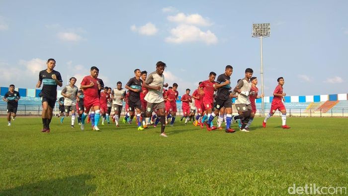 20 pemain seleksi Persela Lamongan dipulangkan (Eko Sudjarwo/detikSport) 20 pemain seleksi Persela Lamongan dipulangkan (Eko Sudjarwo/detikSport)