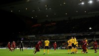 Tertinggal 1-2, Liverpool menggempur Wolves lewat berbagai cara. Salah satunya peluang Xherdan Shaqiri lewat free kick yang membentur tiang. (Darren Staples/Reuters)