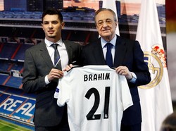 Secara resmi dia juga diperkenalkan sebagai pemain anyar El Real oleh Florentino Perez. (REUTERS/Juan Medina)