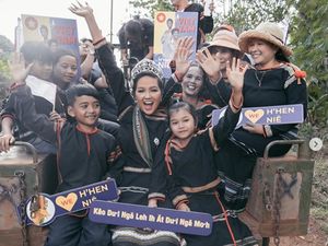 Usai Sumbang Uang, Miss Vietnam Diarak Keliling Desa