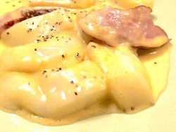 Bagaimana Rasa Mochi yang Kenyal Disiram Saus Carbonara yang Creamy?