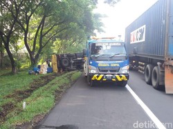 Kaget Disalip, Truk Muat Ikan Terguling di Tol Waru