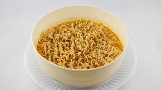 6 Bahan dalam Mi Instan yang Baiknya Dihindari Ibu Hamil