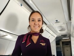 Kisah Haru Pramugari yang Dapat Kado Terbaik dari Sang Ayah