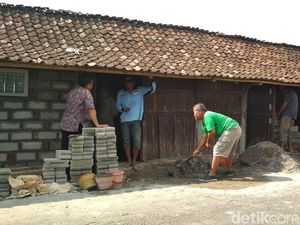 Senyum Mbah Cikrak Melihat Rumahnya Direnovasi Komunitas Peduli