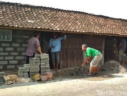 Senyum Mbah Cikrak Melihat Rumahnya Direnovasi Komunitas Peduli