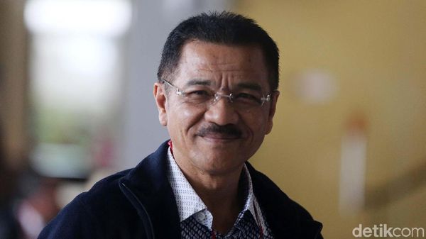 Senyum Gamawan Fauzi Saat Diperiksa KPK