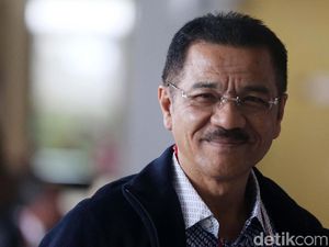 Senyum Gamawan Fauzi Saat Diperiksa KPK Senyum Gamawan Fauzi Saat Diperiksa KPK