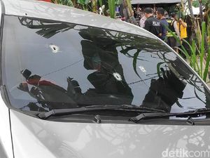 Polisi Tembak Mobil Kawanan Penjahat di Tol Makassar Polisi Tembak Mobil Kawanan Penjahat di Tol Makassar