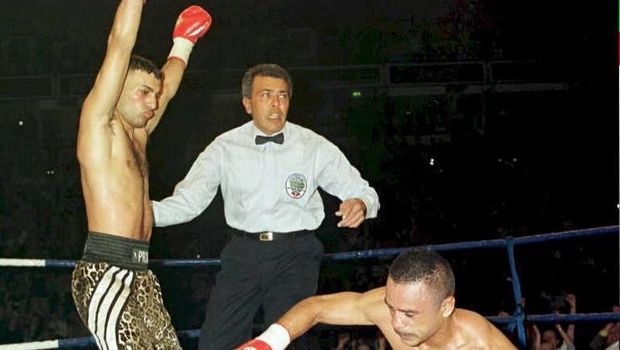 Naseem Hamed saat mengalahkan Wilfred Vazquez di kelas bulu WBO di Manchester, 18 April. (SEAN DEMPSEY / PA / AFP)
