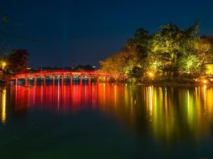 Tenangnya Danau Hoan Kiem Sampai Gemerlapnya Birdcage di Hanoi