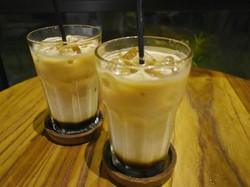 Menyuruput Es Kopi di Restoran yang Homey