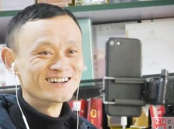 Punya Wajah Mirip Jack Ma, Pemilik Toko Kelontong Ini Jadi Sorotan Netizen
