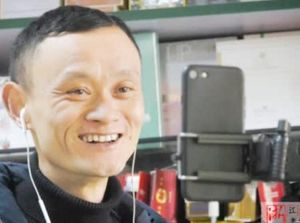 Punya Wajah Mirip Jack Ma, Pemilik Toko Kelontong Ini Jadi Sorotan Netizen Punya Wajah Mirip Jack Ma, Pemilik Toko Kelontong Ini Jadi Sorotan Netizen