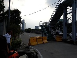 Tangga JPO Belum Dipindah, Sebagian Akses ke Kebon Jeruk Ditutup