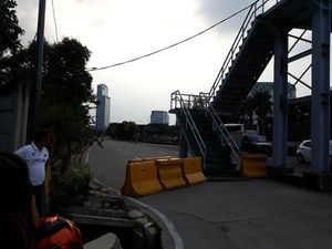 Tangga JPO Belum Dipindah, Sebagian Akses ke Kebon Jeruk Ditutup Tangga JPO Belum Dipindah, Sebagian Akses ke Kebon Jeruk Ditutup