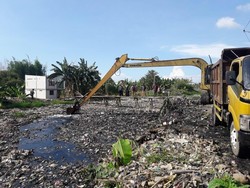 Video: Lautan Sampah di Kali Pisang Batu Bekasi Mulai Dibersihkan!